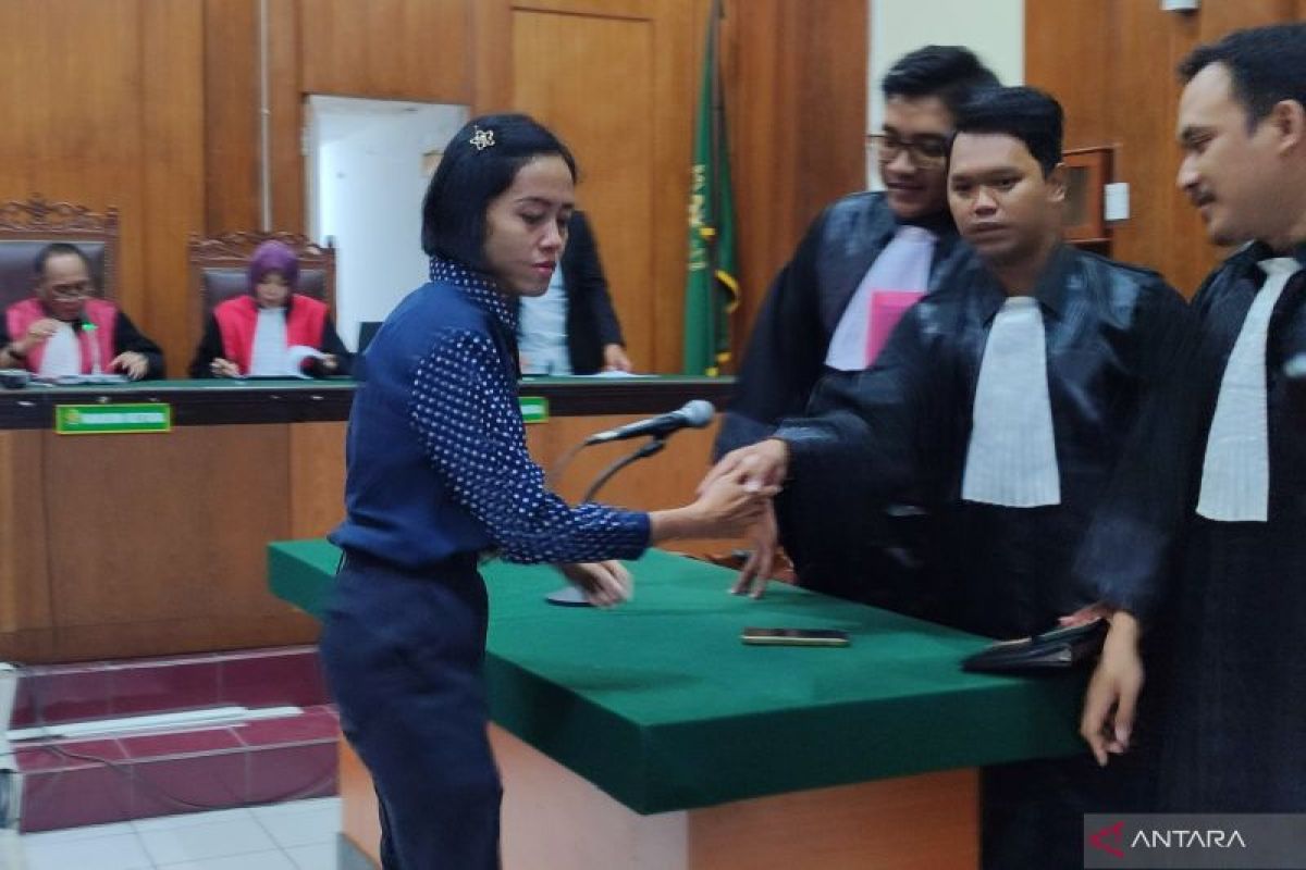 Tak terbukti palsukan surat keterangan kerja, Hakim vonis bebas Dwi Kurniawati