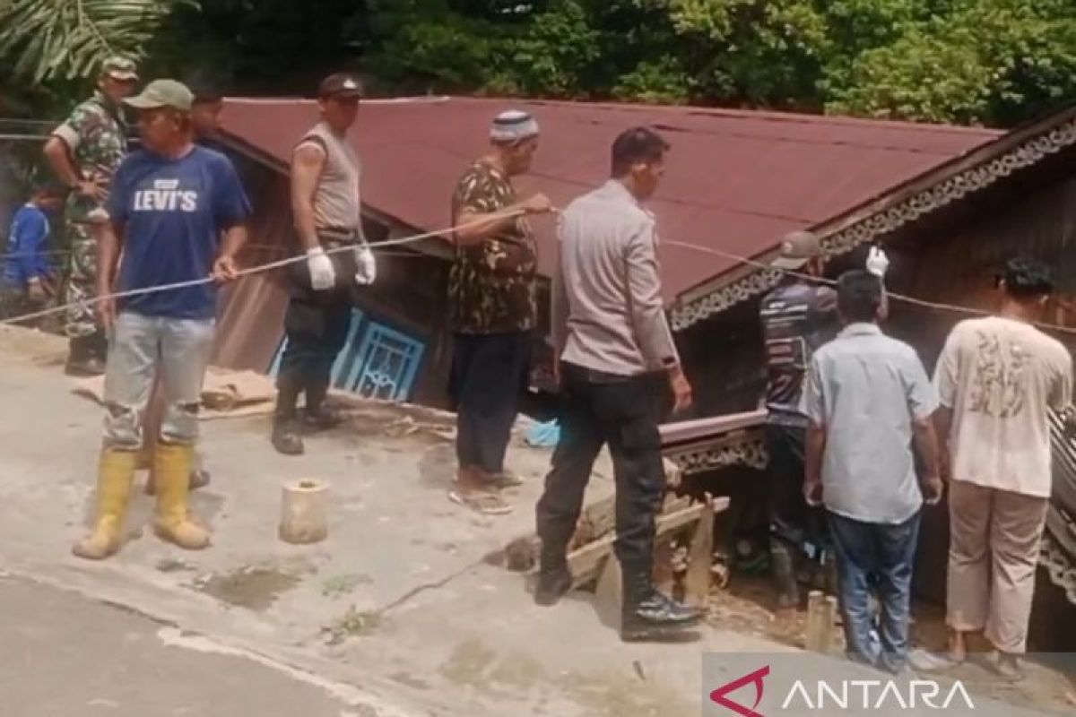 Tanah amblas di Lampihong sebabkan dua rumah warga ambruk