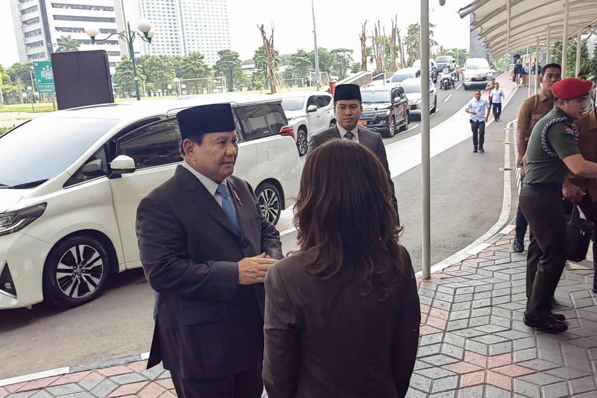 Menhan Prabowo Subianto hadiri rapat kerja Komisi I DPR RI