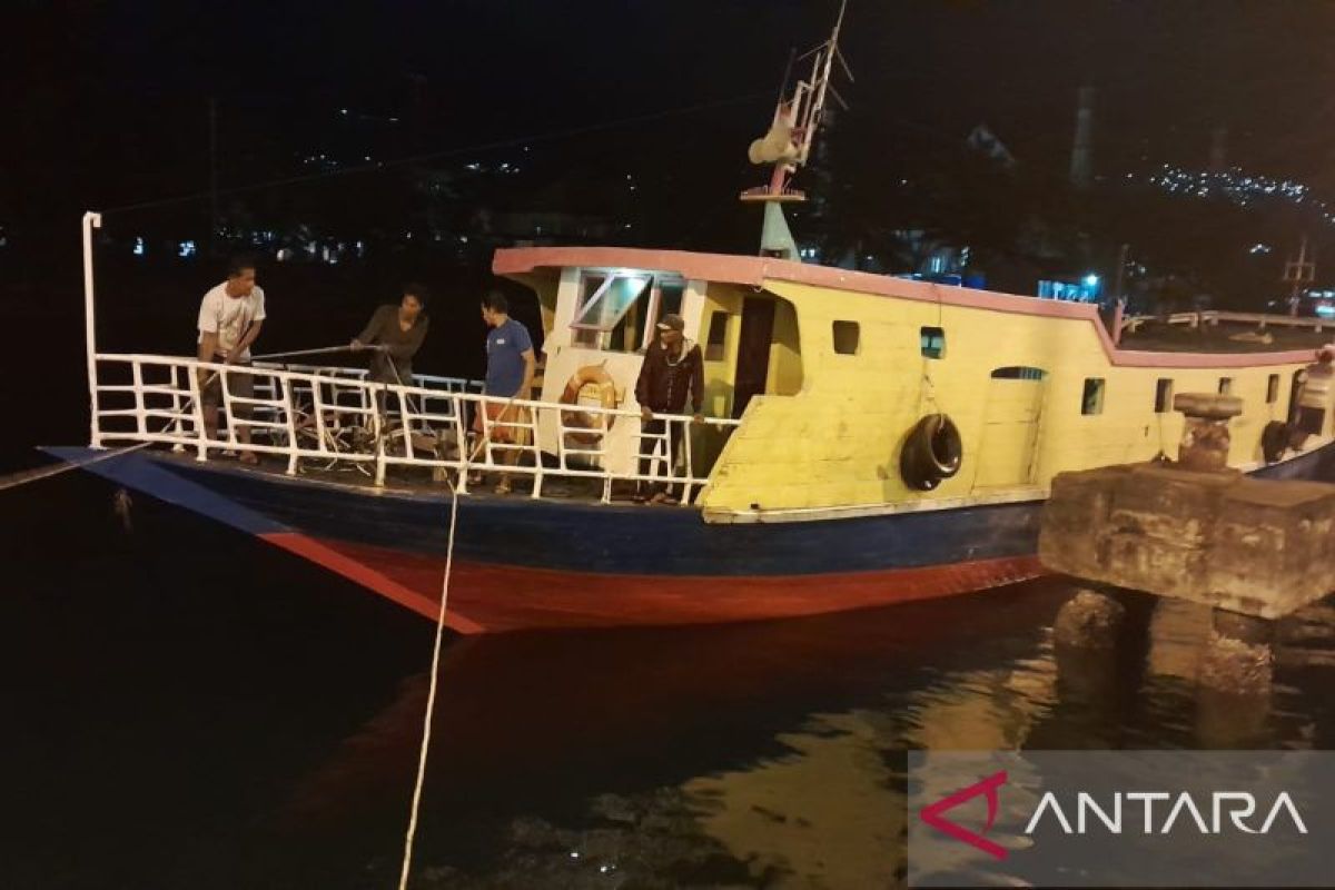 Distrik Navigasi Ambon evakuasi KLM Terajana dan 17 penumpang  di Perairan Seram