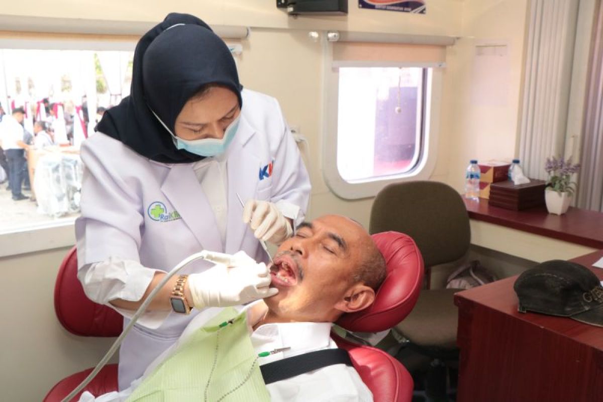 Ratusan warga Jember periksa kesehatan gratis di Klinik KAI