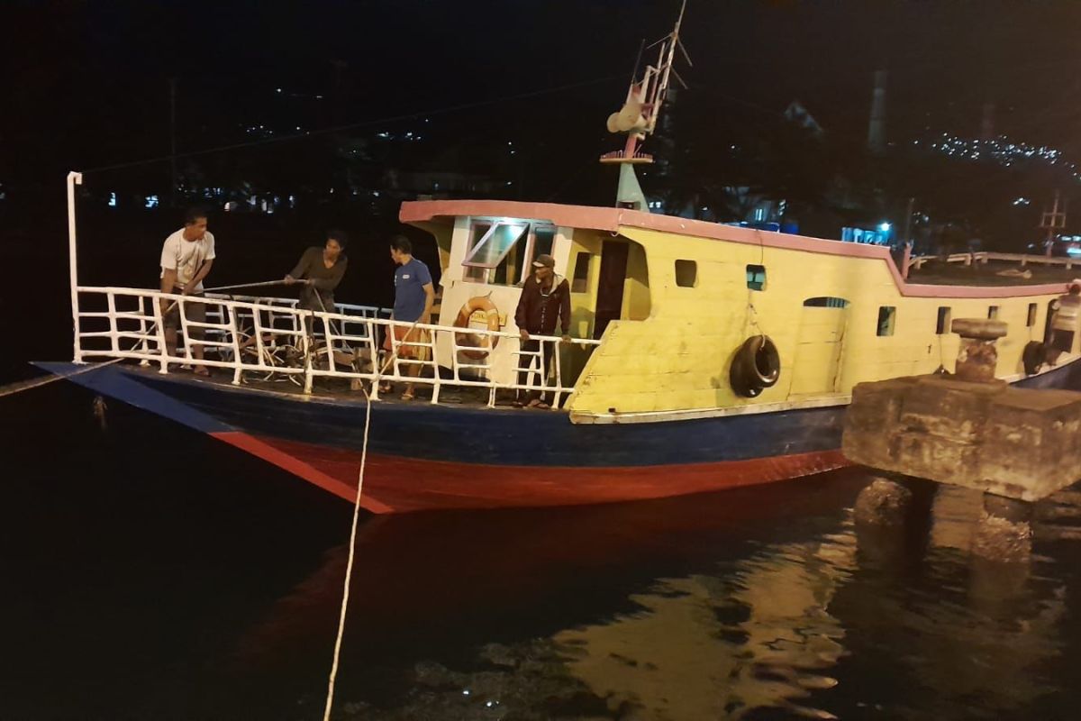 Distrik Navigasi  Ambon evakuasi kapal mati mesin di perairan Seram