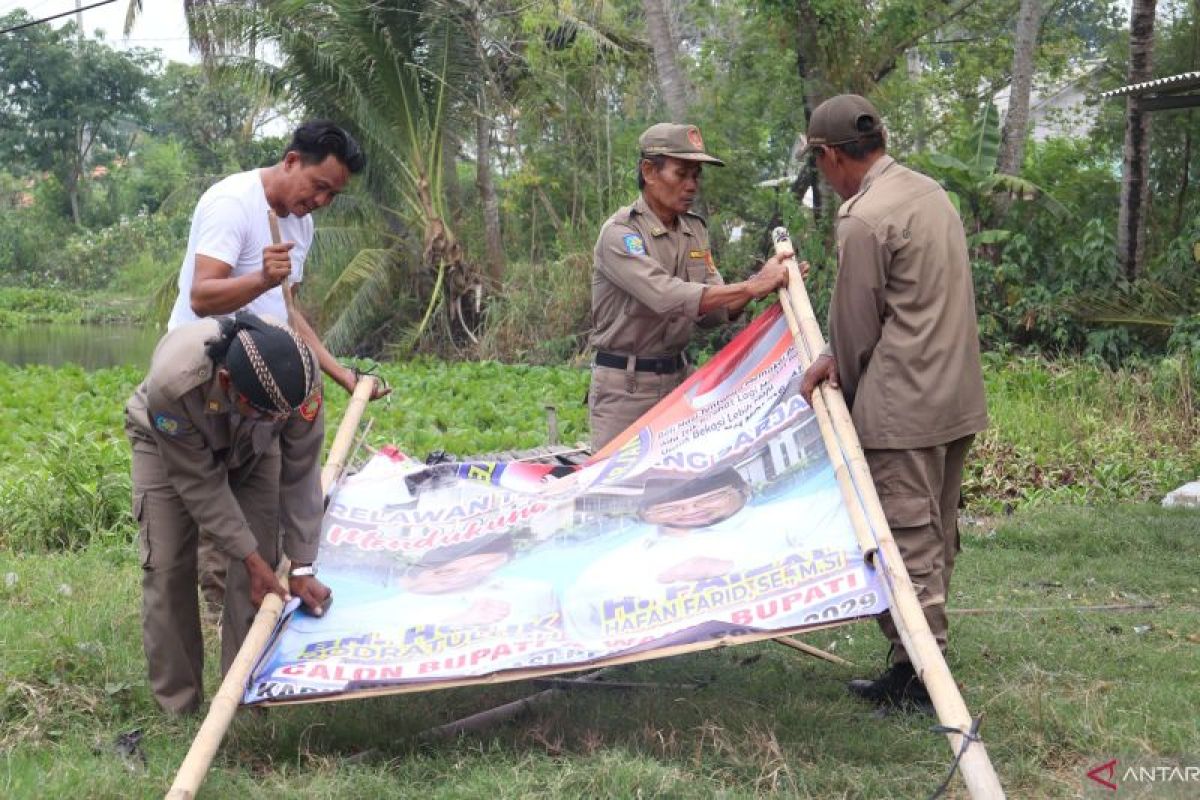 Bawaslu Kabupaten Bekasi tertibkan ribuan alat peraga sosialisasi Pilkada 2024