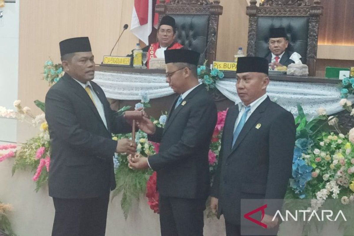 35 anggota DPRD Labura dilantik, Rimba dan Arli pimpin sidang perdana