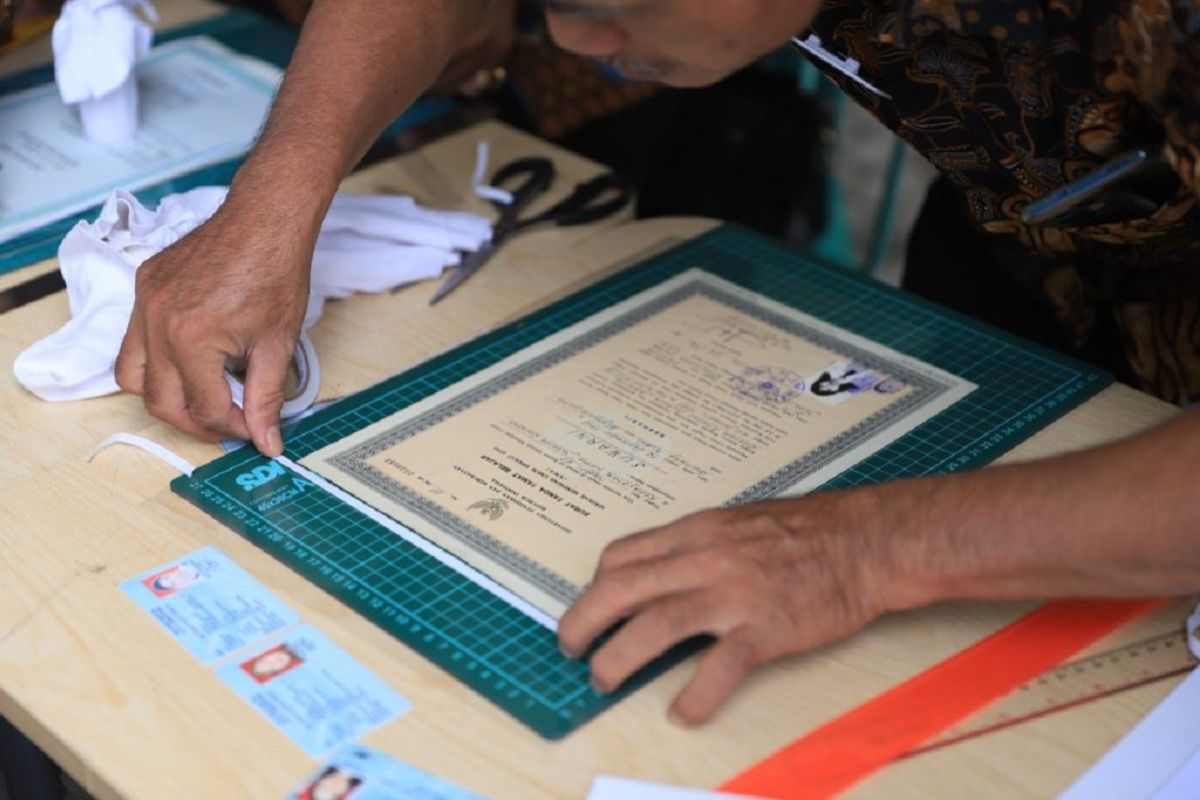 Masyarakat diimbau enkapsulasi dokumen agar tidak rusak saat musim hujan