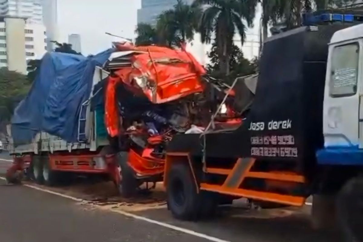 Kecelakaan truk di Tol Dalam Kota diduga kelebihan muatan