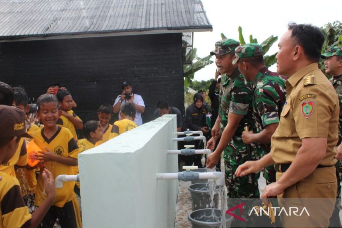 TNI AD bantu penuhi kebutuhan air bersih masyarakat di Kalteng