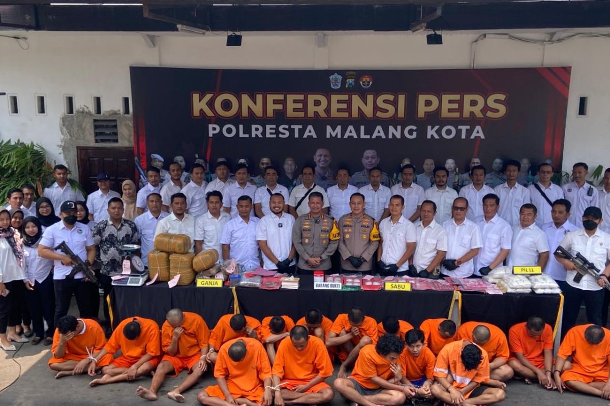 Polresta Malang Kota sita 41,8 kilogram ganja dan 151.195 pil dobel L