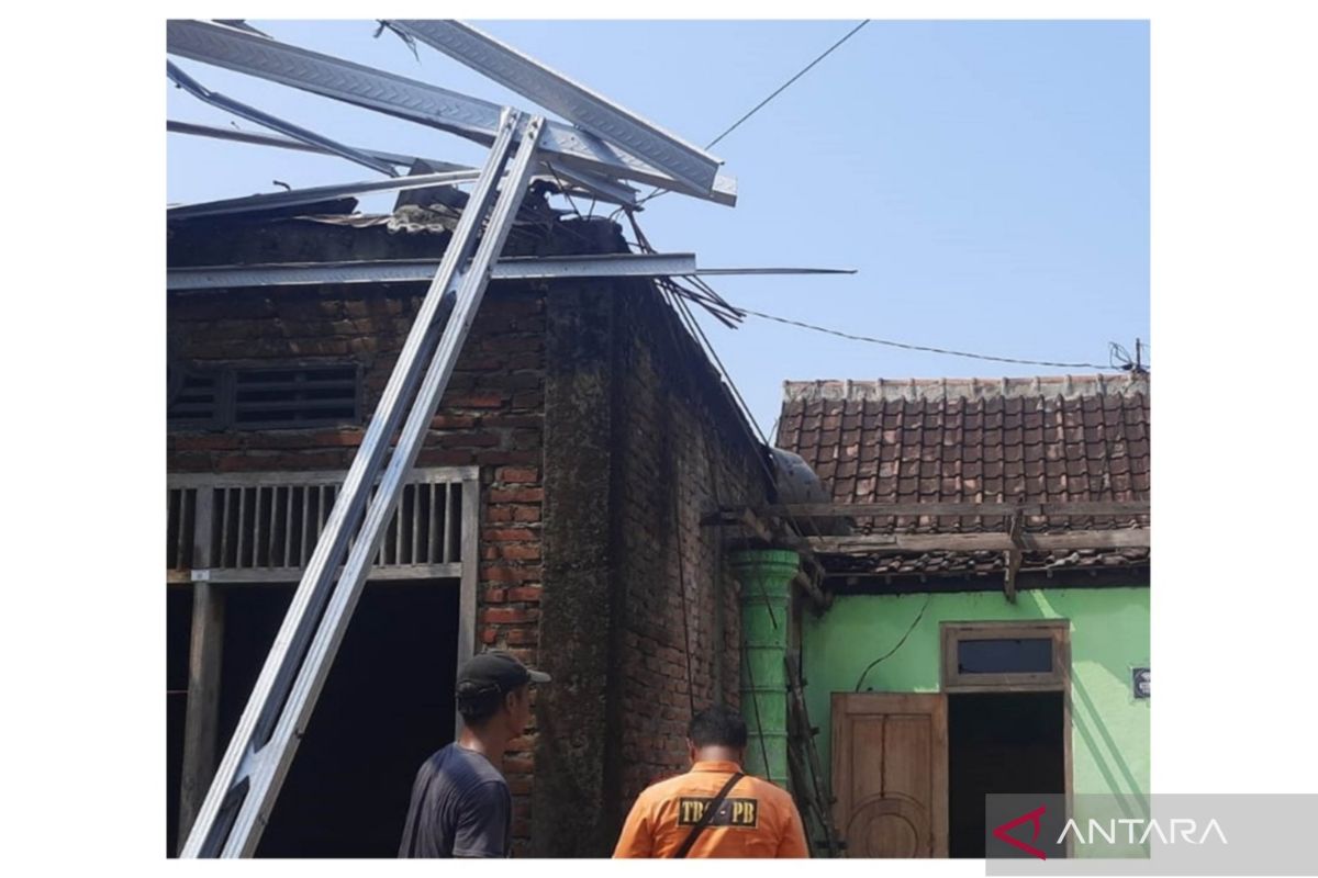 Rumah rusak akibat angin kencang di Magetan mulai diperbaiki