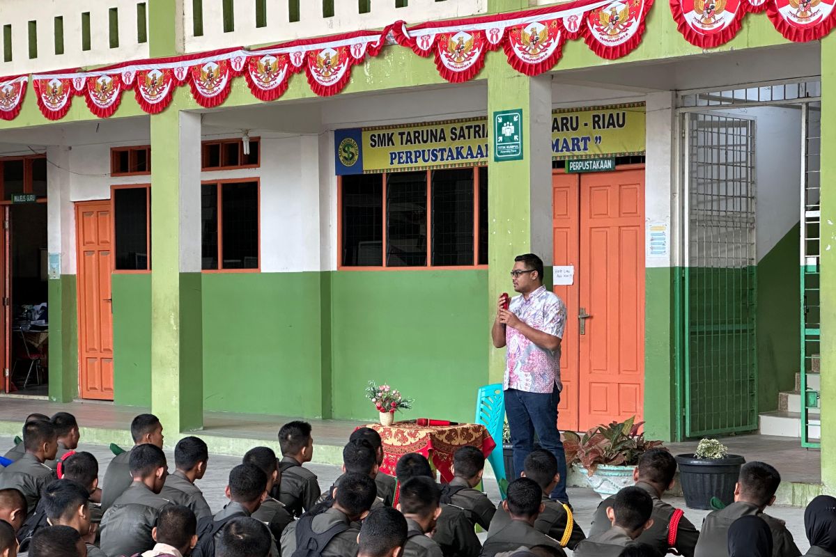 Ditresnarkoba Polda Riau sampaikan bahaya narkoba hingga pilkada damai di SMK Taruna