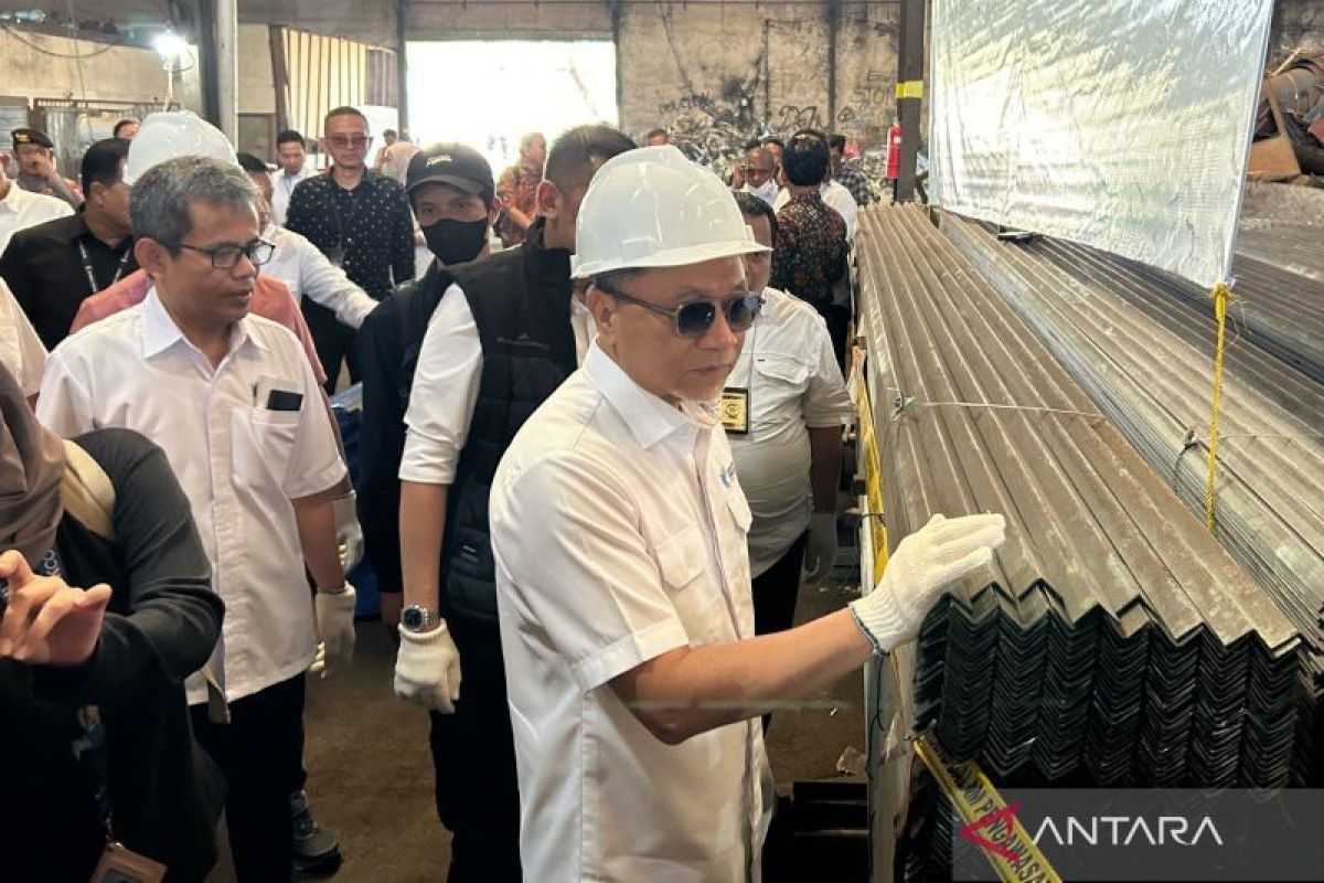 Mendag Zulkifli Hasan sita 11.000 ton produk baja siku tanpa SNI