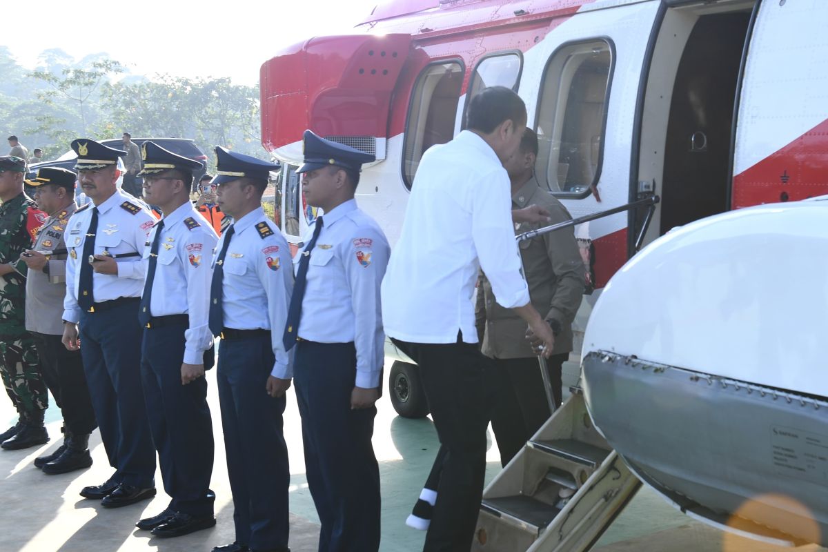 Presiden Jokowi kunjungi Kabupaten Paser Kalimantan Timur naik Super Puma