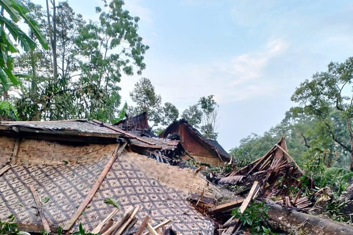 Tujuh rumah di kawasan pemukiman Badui diterjang puting beliung