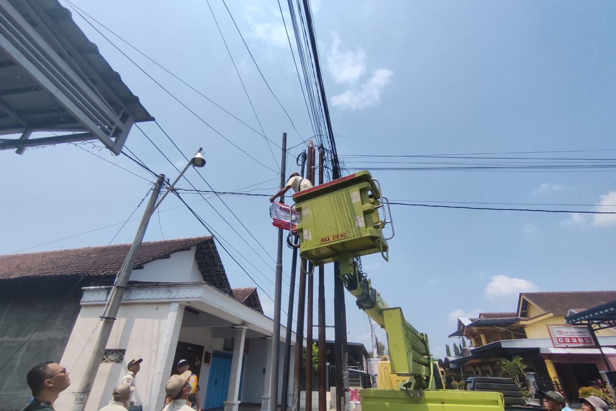 Petugas gabungan tertibkan kabel fiber optik di Tulungagung