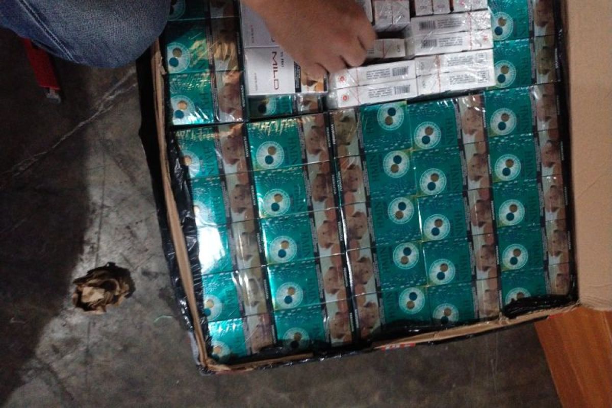 Satpol PP Karawang menyita ratusan ribu batang rokok ilegal