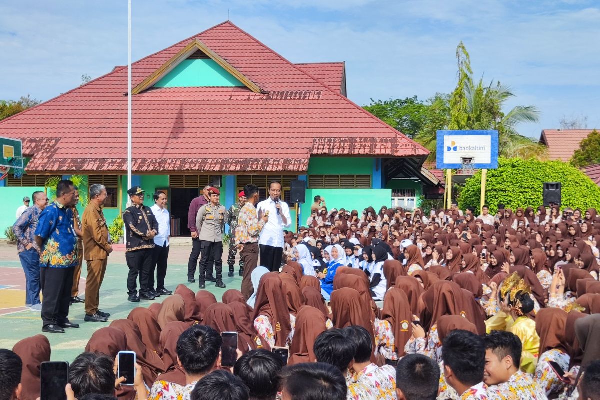 Presiden Jokowi kunjungi dan bagi sepeda di SMKN 1 Tanah Grogot Kaltim