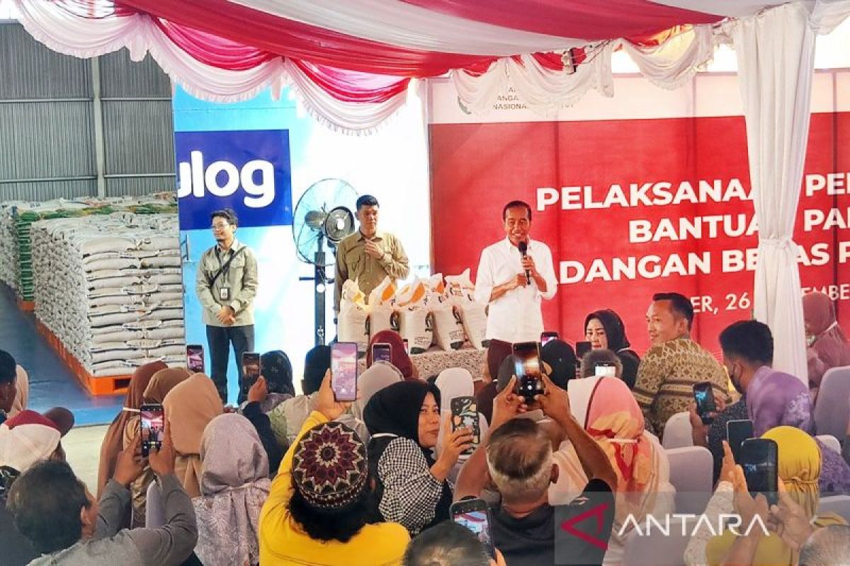 Jokowi pesan kepada rakyat untuk minta Prabowo lanjutkan bansos beras