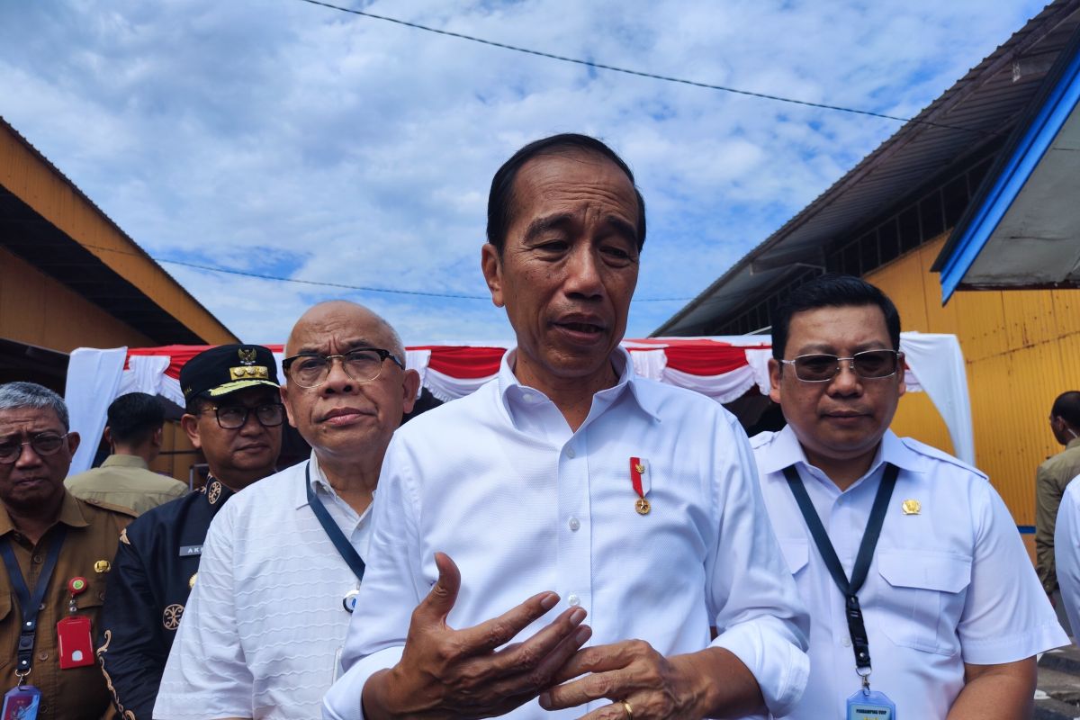 Jokowi bersama Prabowo berlayar naik KRI dr. Radjiman Wedyodiningrat