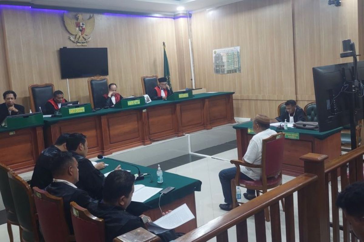 Kadis Dikbud Malut nonaktif jalani sidang perdana suap jabatan dan gratifikasi