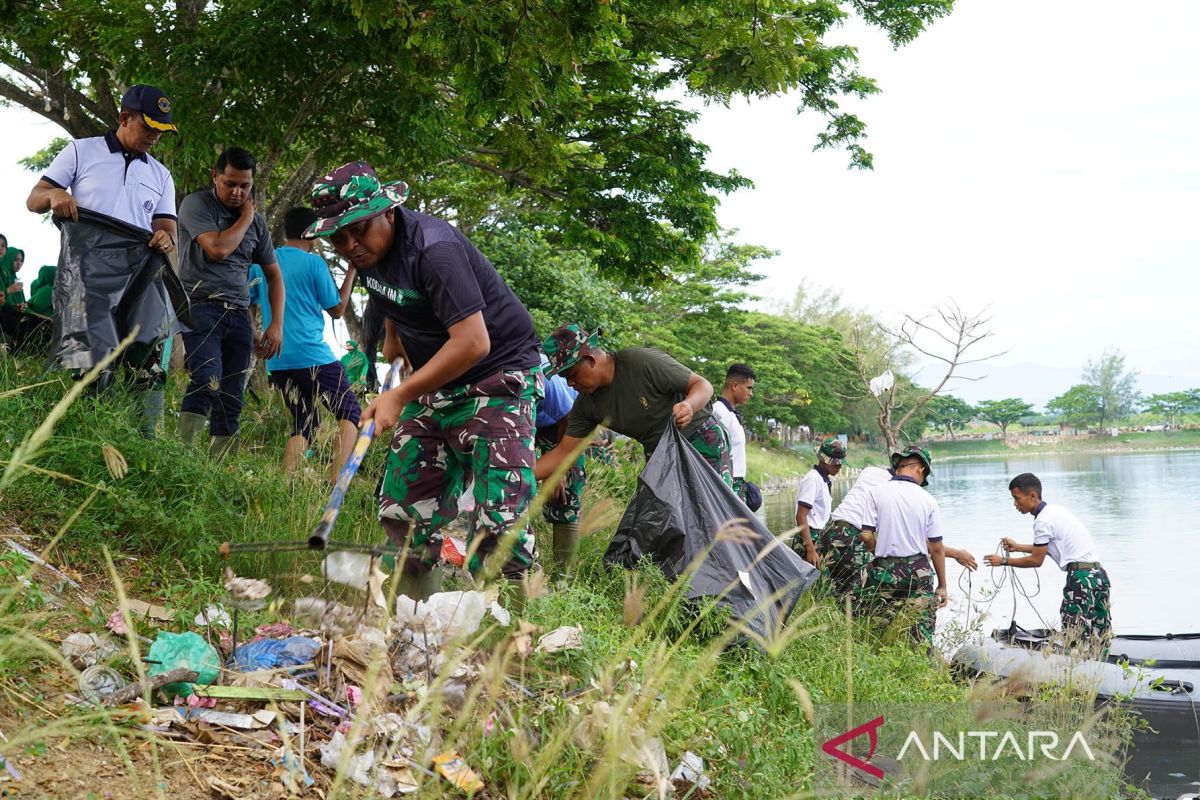 Prajurit TNI angkut 24 ton sampah dari Waduk Lhokseumawe