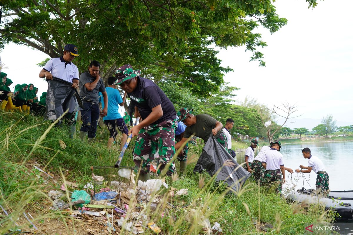 HUT 79 TNI, Korem Lilawangsa angkut 24 ton sampah dari Waduk Lhokseumawe