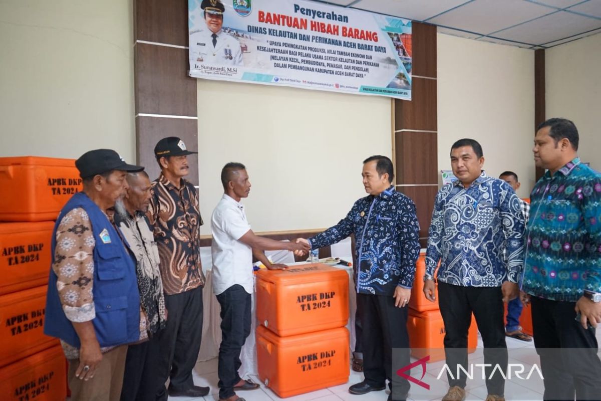 Pemkab Abdya salurkan bantuan hibah fiber ikan untuk 77 nelayan