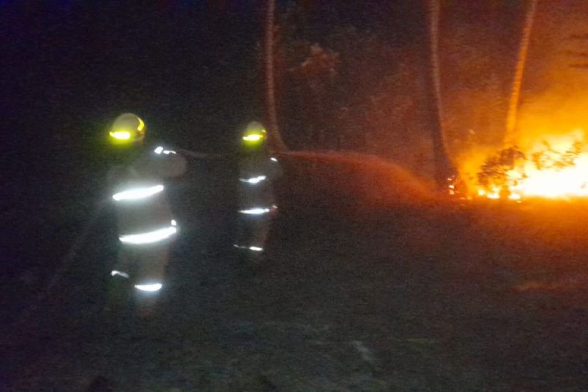 Petugas padamkan kebakaran lahan 1.000 meter persegi di Pulau Tidung