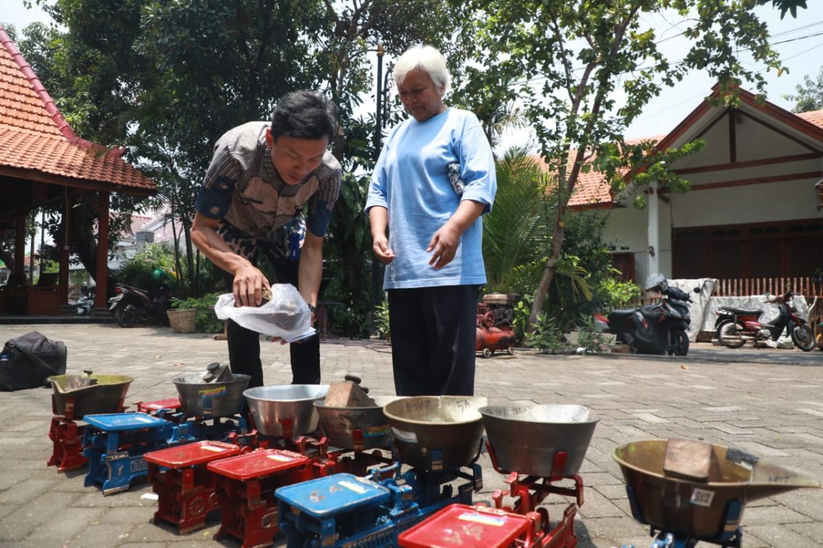 UPTD Metrologi Legal Disdag Kota Madiun tera ulang timbangan pedagang