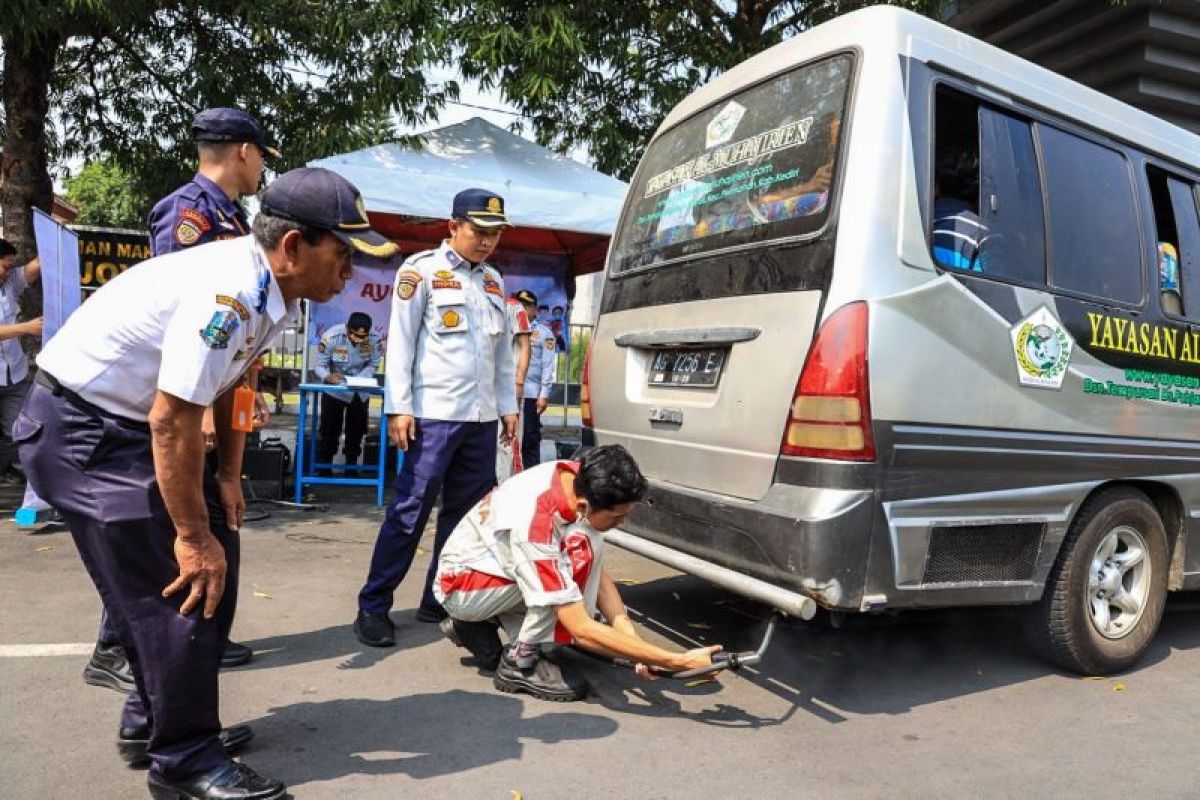 Dishub Kota Kediri uji emisi gas buangan kendaraan roda empat