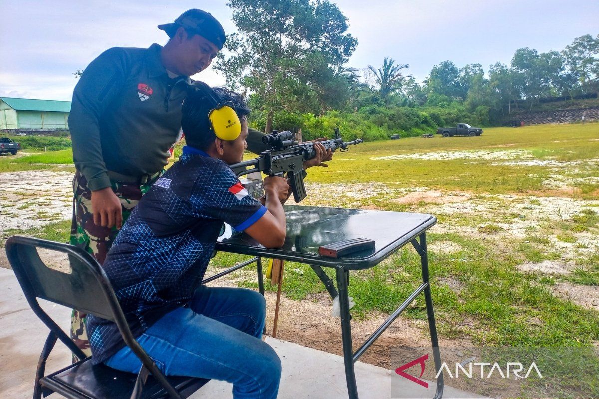 Yon Komposit Gardapati latih jurnalis Natuna cara menembak