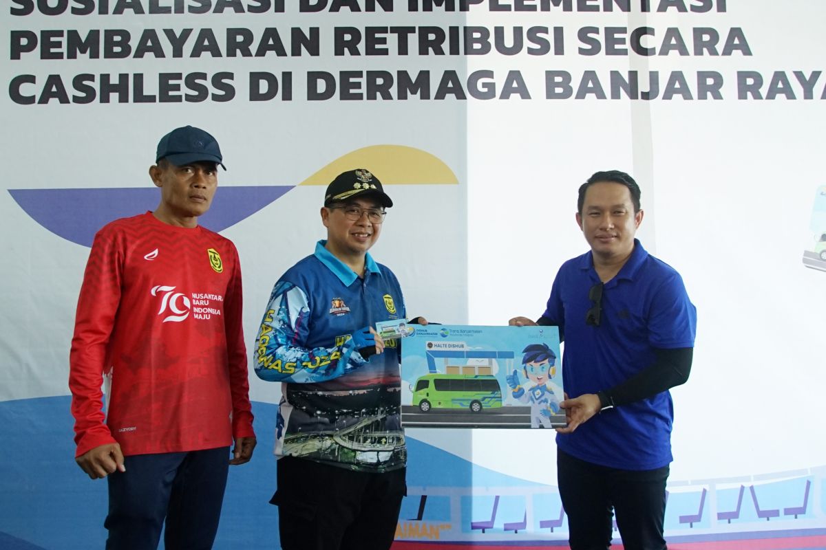 Bank Kalsel bersama Pemko bagikan Banua Card, kartu pembayaran non tunai