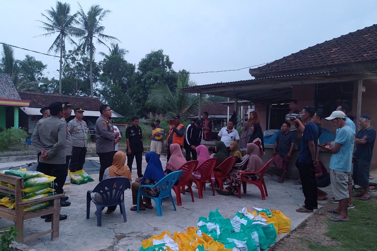 Polisi bantu sembako ke korban puting beliung di Merbau Mataram