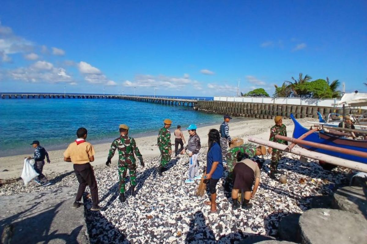 TNI, Polri, masyarakat bersihkan pantai Miangas