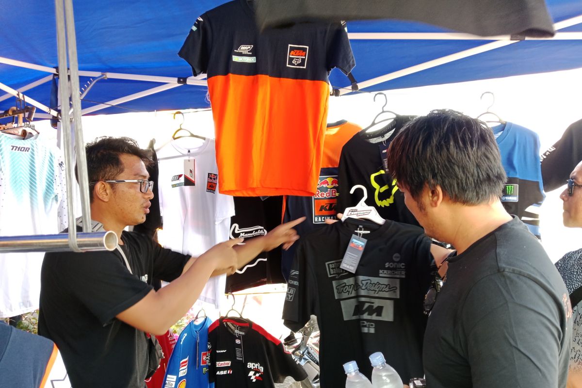 Penonton MotoGP Indonesia mulai berburu merchandise di Mandalika