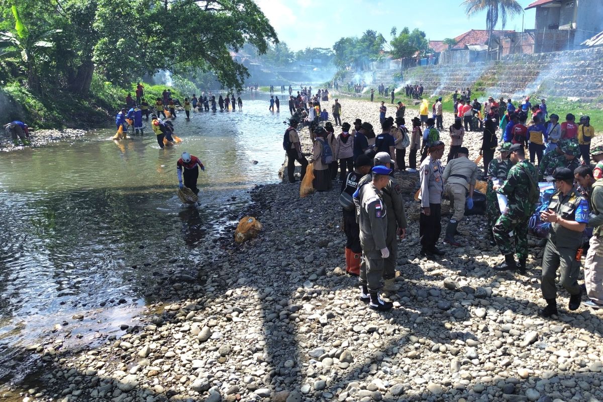 Pemkab Garut kerahkan ratusan orang bersihkan sampah dari aliran sungai Cipaleubuh