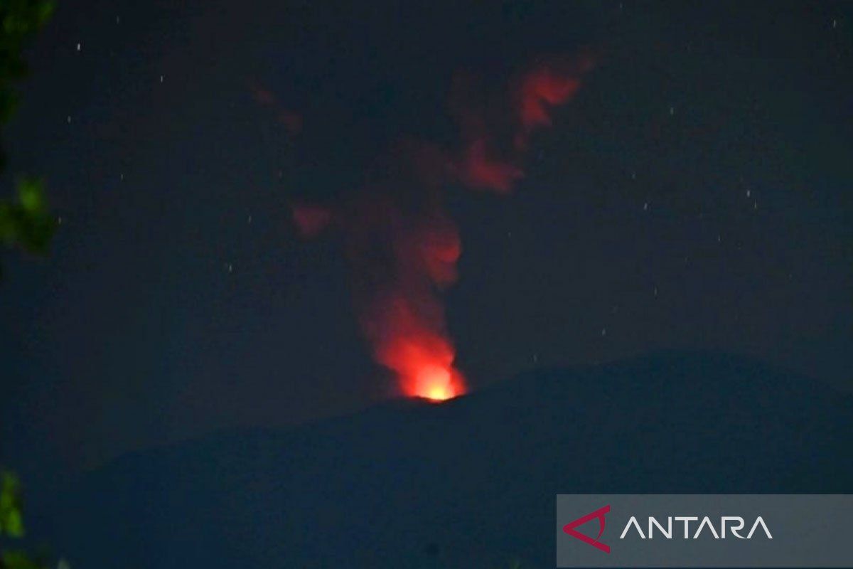 Gunung Ibu erupsi lagi Jumat malam, keluarkan abu setinggi 700 meter