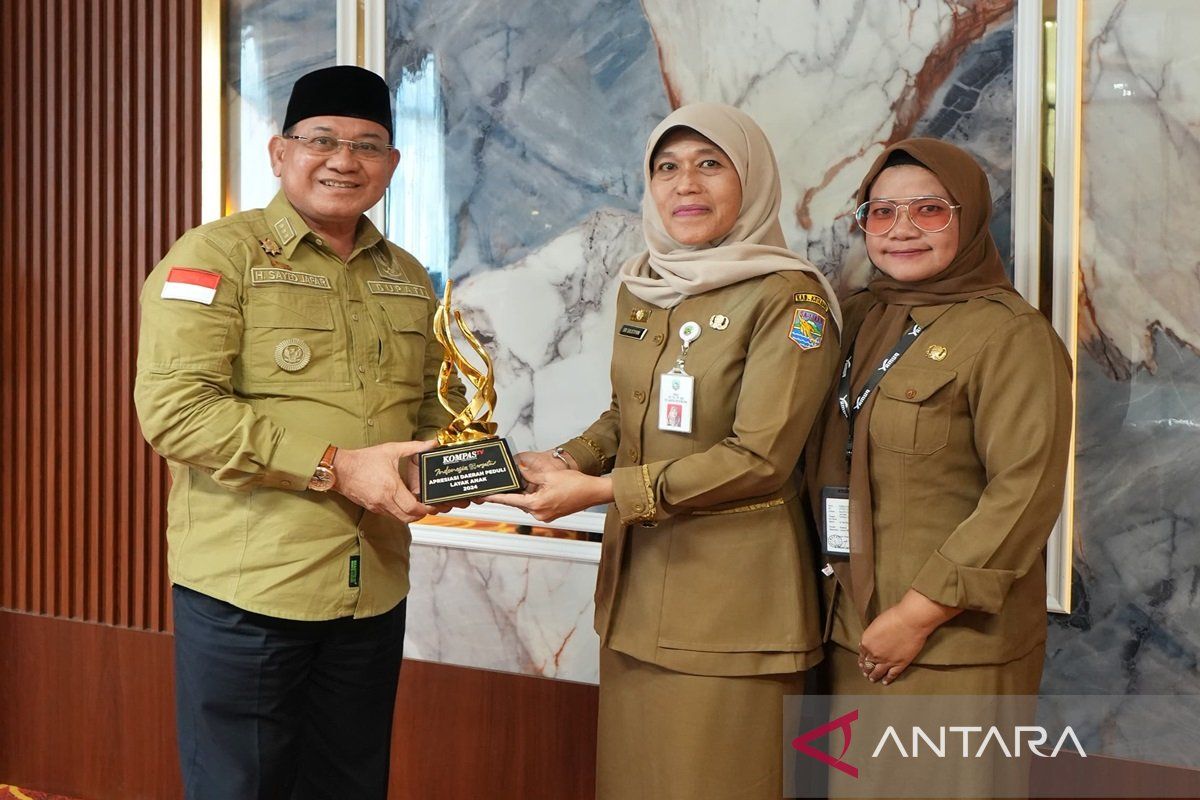 Kotabaru Regent receives award from Minister Bintang Puspayoga