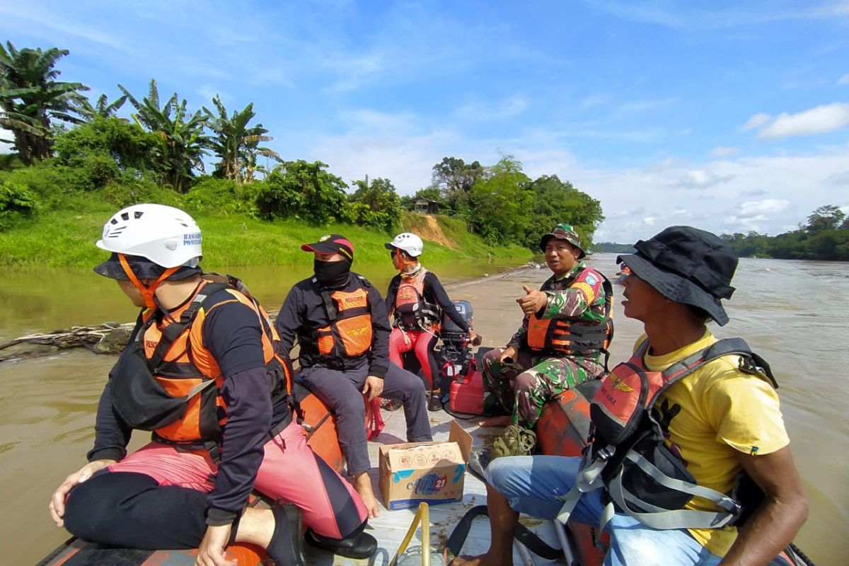 Tim Gabungan SAR cari penjual sayur tenggelam di Sungai Melawi Kalbar