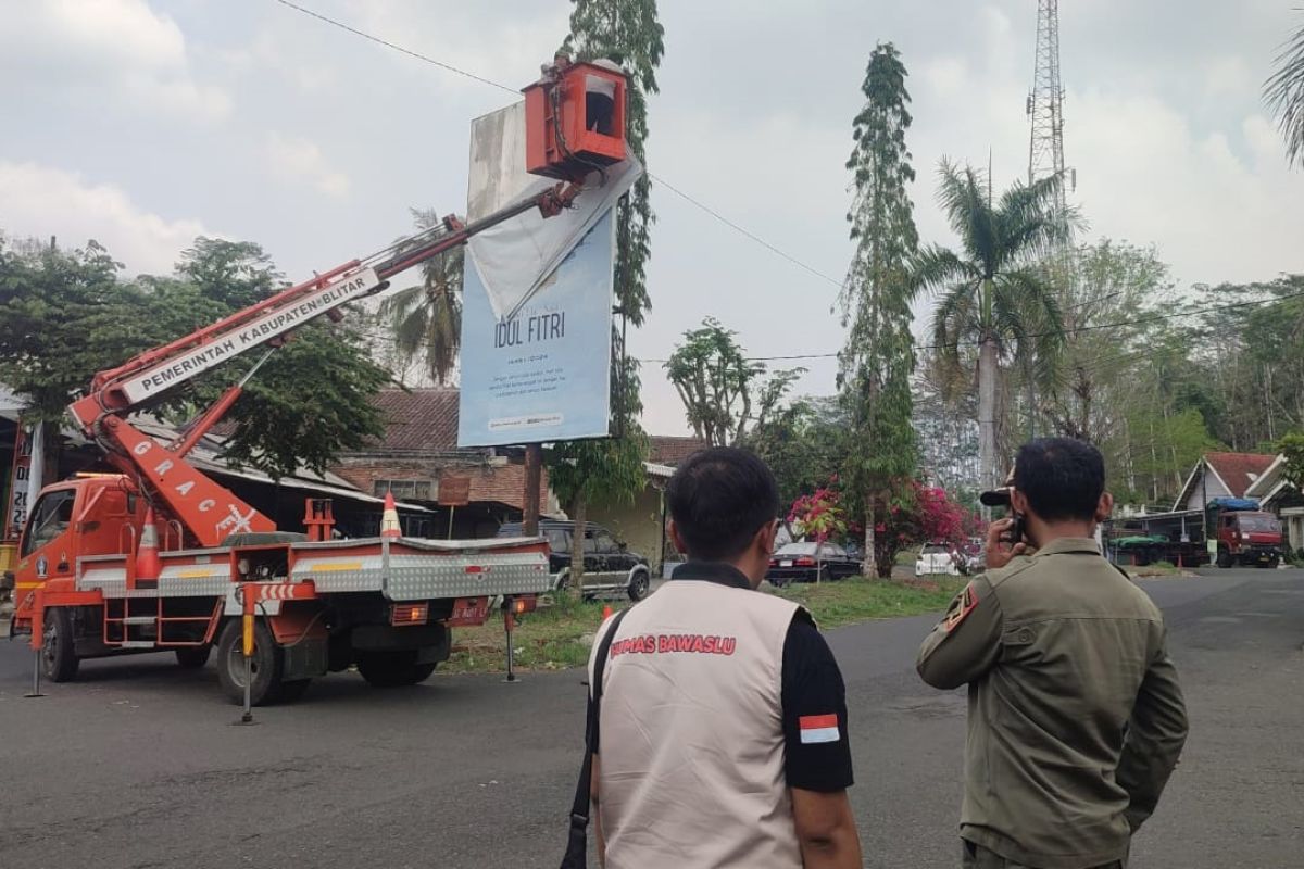 Bawaslu Blitar libatkan Satpol PP turunkan baliho gambar petahana