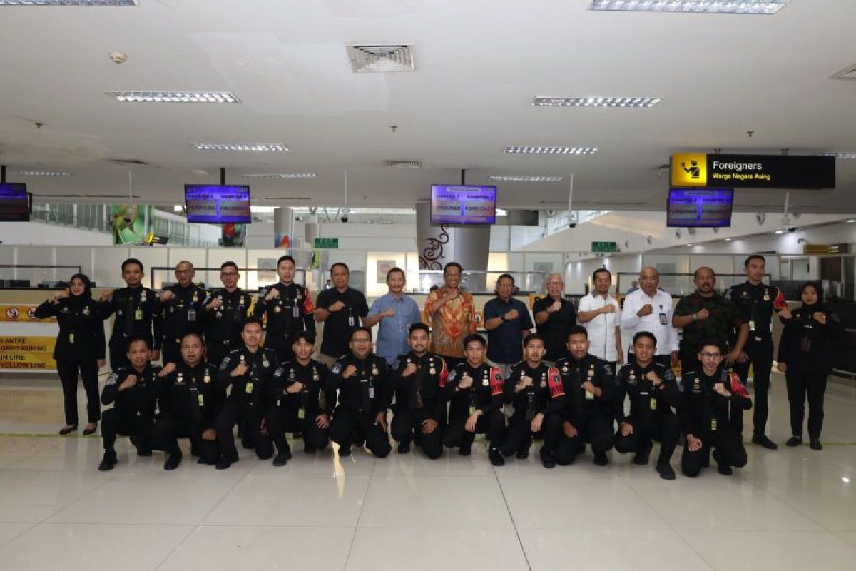 Menkumham tinjau layanan di TPI Bandara Juanda Surabaya