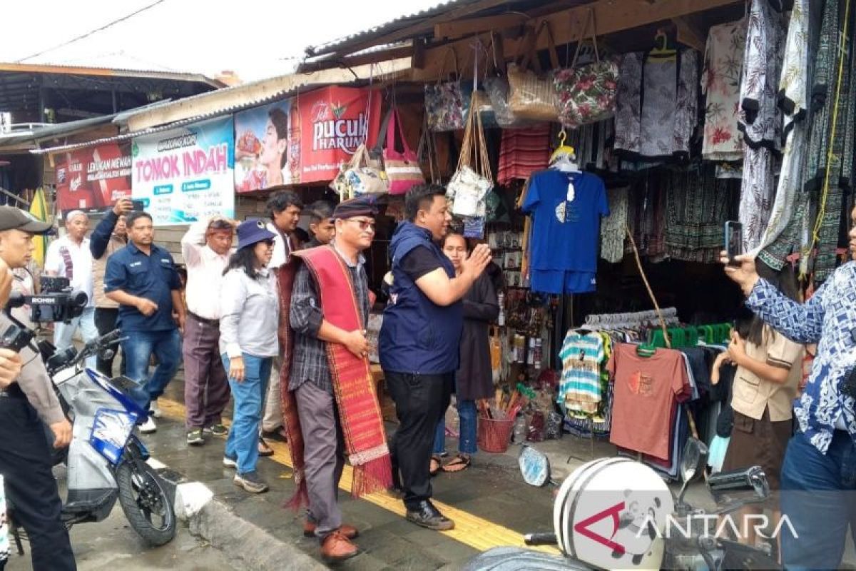 Vandiko Gultom sapa pedagang pasar tradisional Tomok