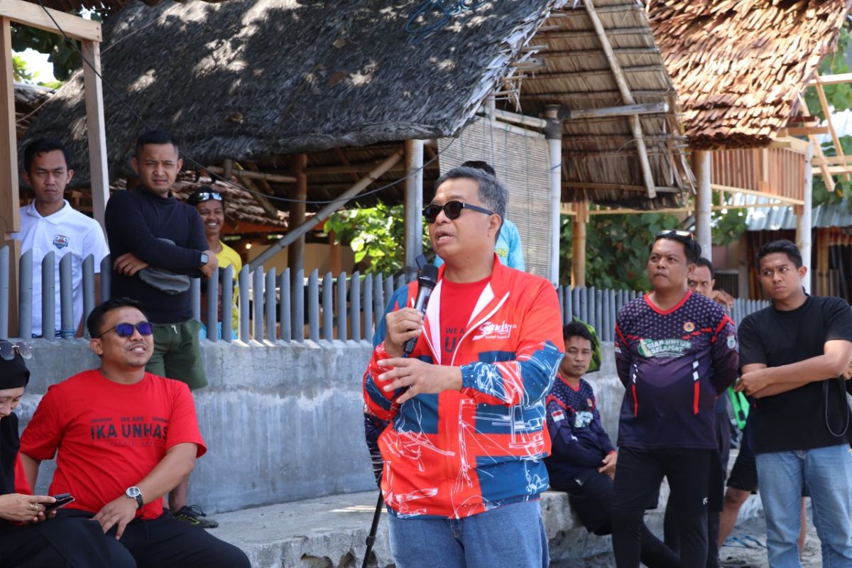 IKA Unhas bantu sembako nelayan pesisir Majene