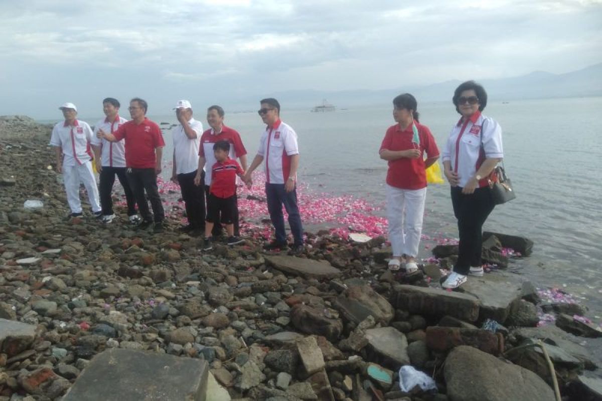 INTI Sulteng peringati bencana 2018 silam dengan tabur bunga di pantai