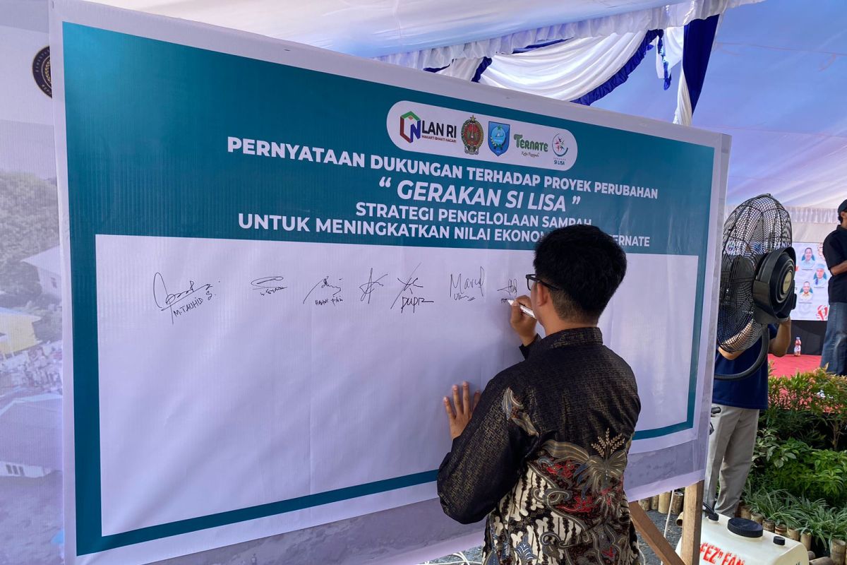 PLN salurkan 50 compost bag bantu penanganan sampah di Ternate