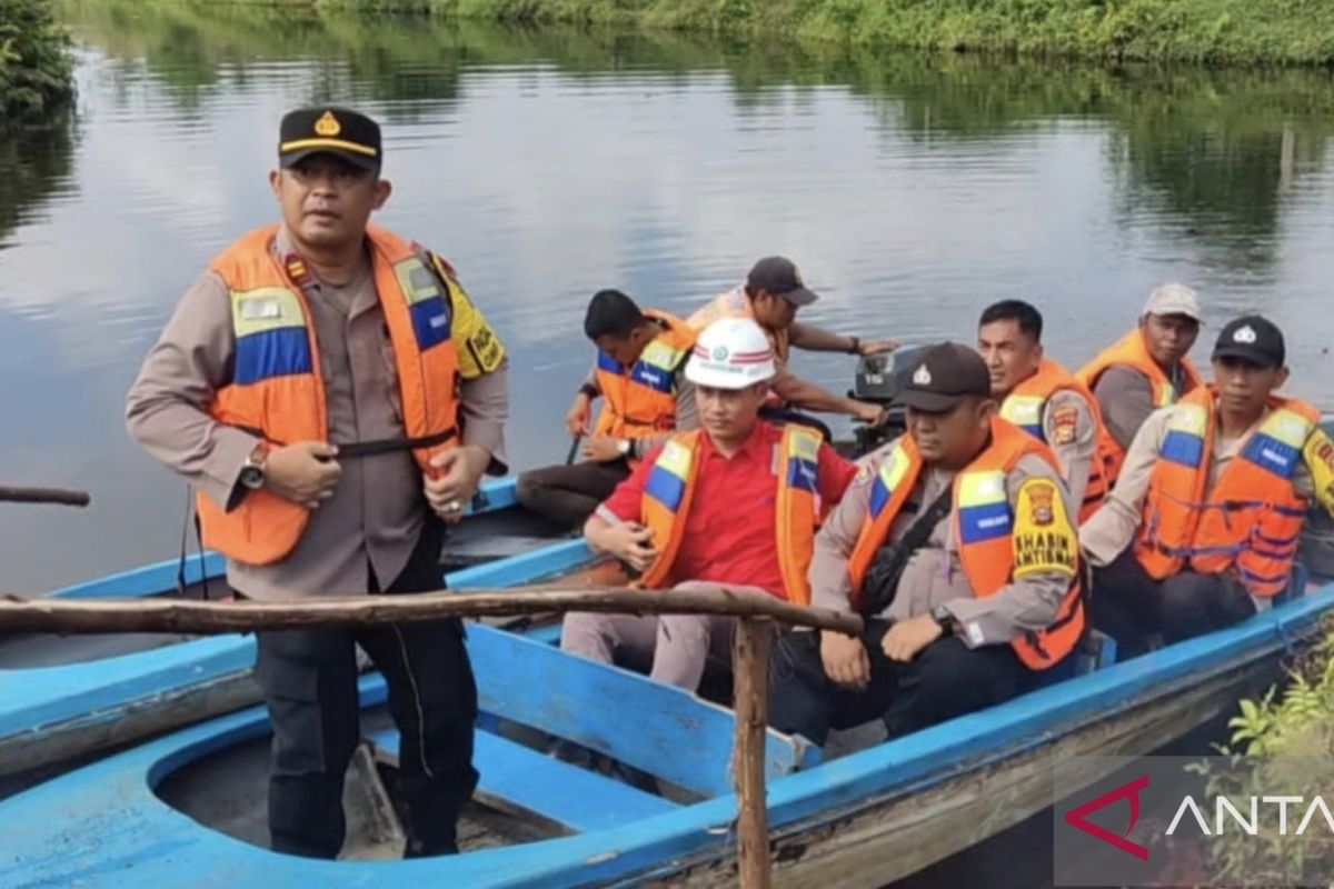 Polsek Lirik susuri perbatasan hutan lindung kampanyekan pilkada damai