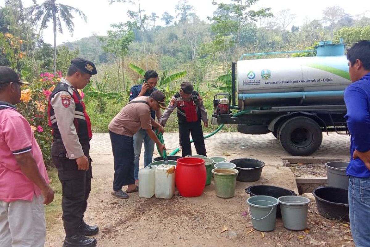 Polres Jember salurkan bantuan air bersih untuk daerah kekeringan