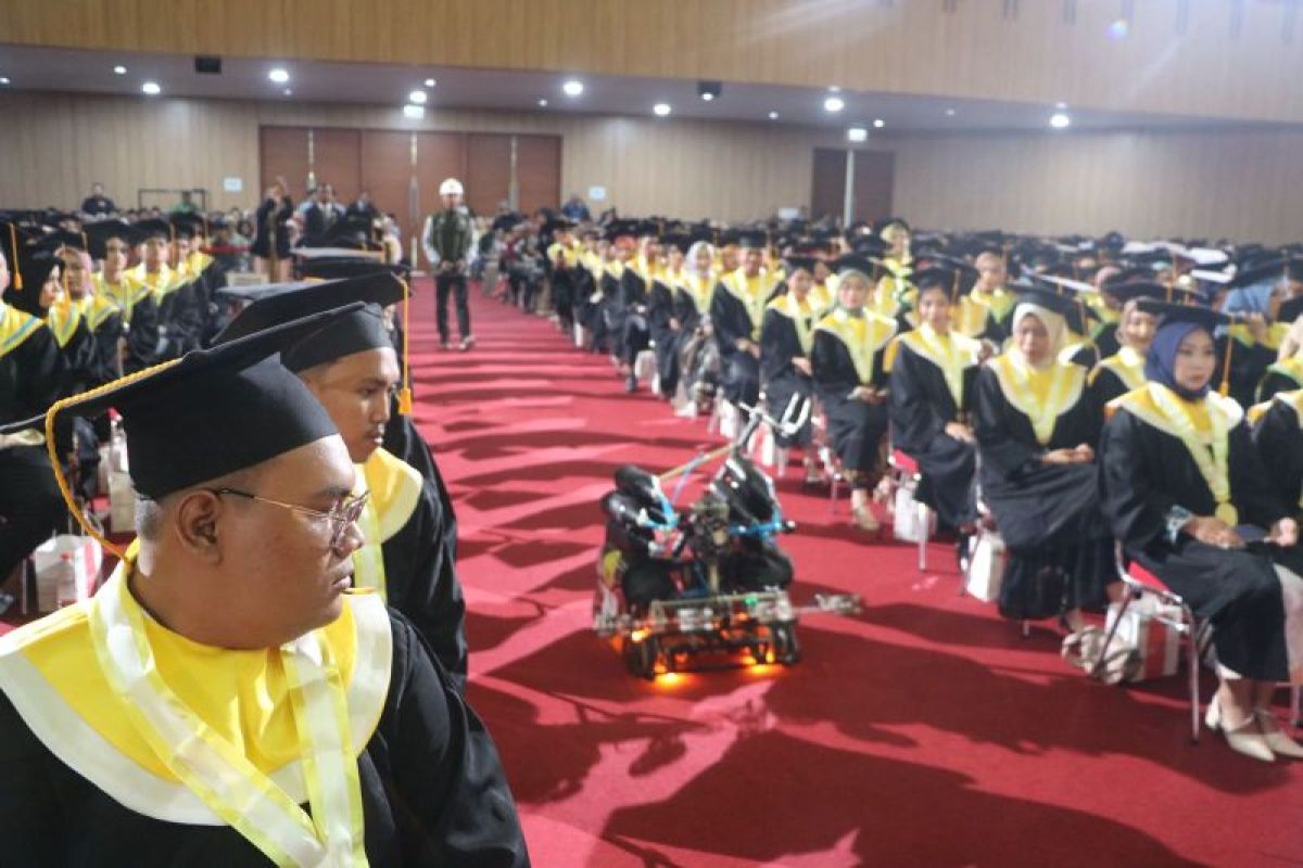 Robot Lahbako San beratraksi di hadapan wisudawan Universitas Jember