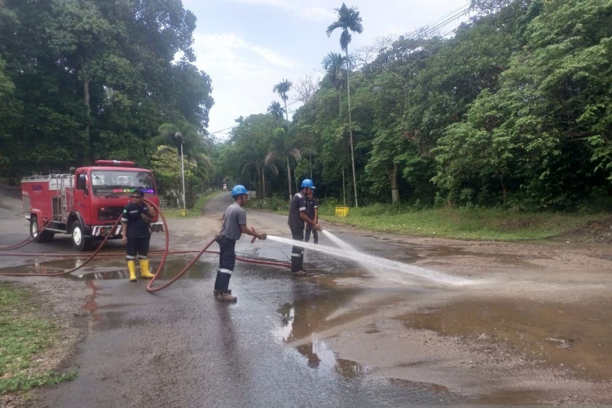 PT Timah bersihkan pasir di jalan tekan kecelakaan lalu lintas