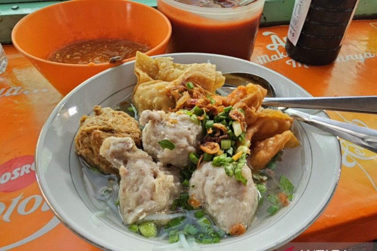 Nikmatnya bakso Cak So Balai Kota Malang