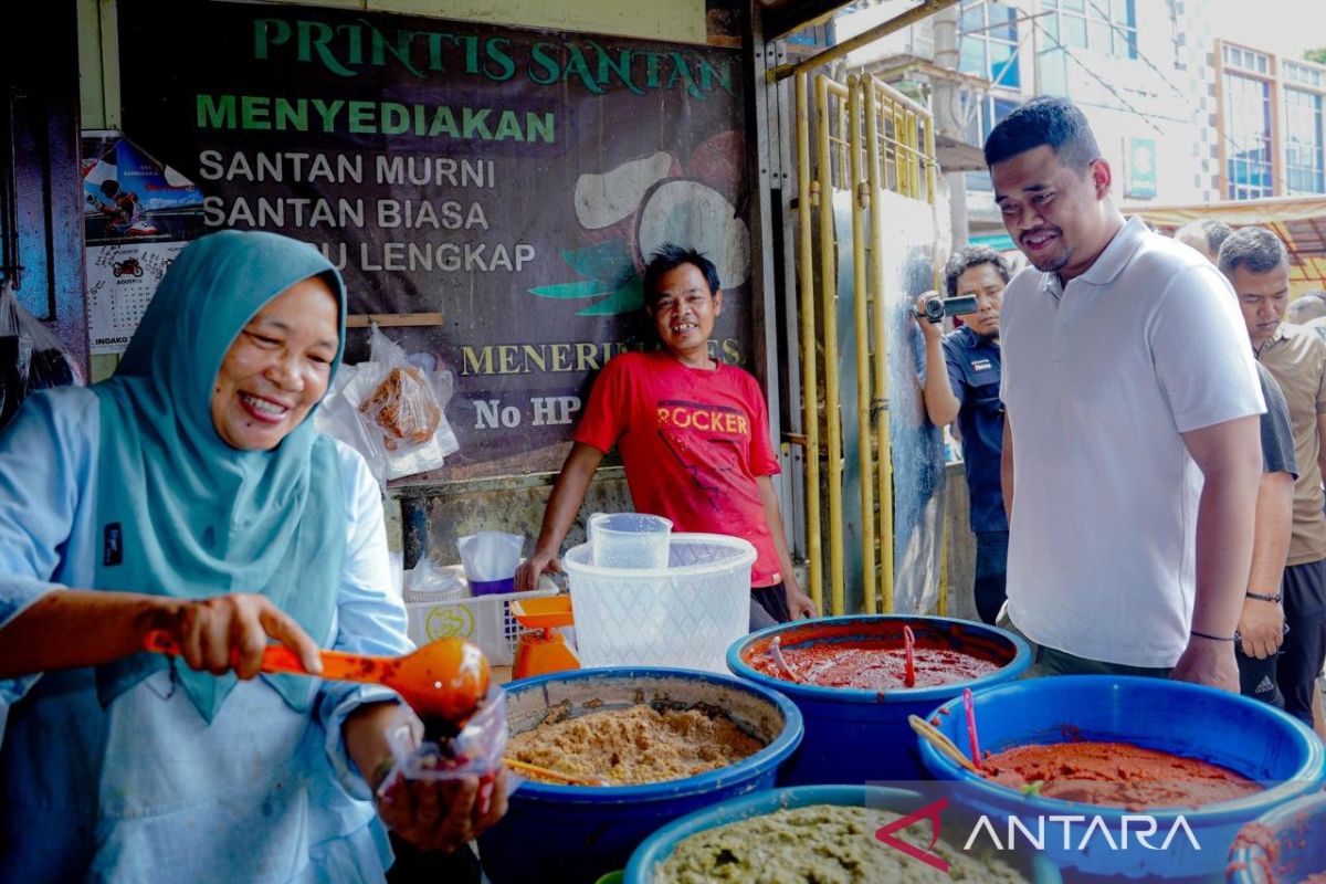 Blusukan ke Pasar Cok Kodok, Bobby terima curhat pedagang soal infrastruktur